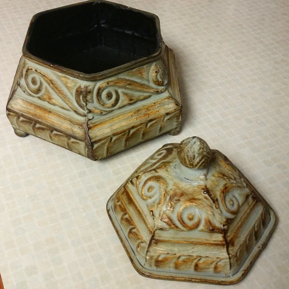 --Metal hexagon dish with lid - Picture 3 of 4